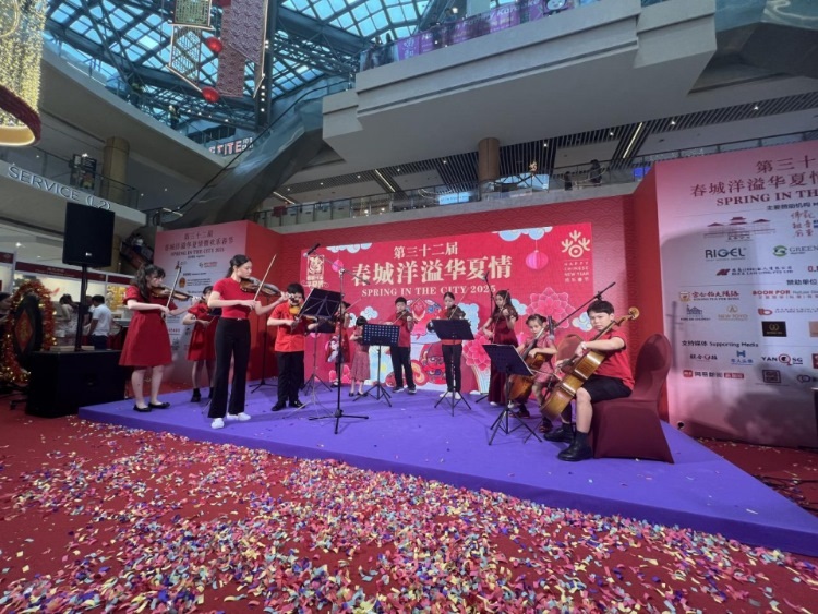 來自中國和新加坡的藝術(shù)團體聯(lián)袂表演了歌舞、器樂、武術(shù)、雜技等多種形式的文藝節(jié)目?；顒又鬓k方供圖