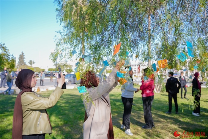 學(xué)生們踴躍參與中國(guó)文化體驗(yàn)活動(dòng)。人民網(wǎng) 塔里克·易卜拉欣攝