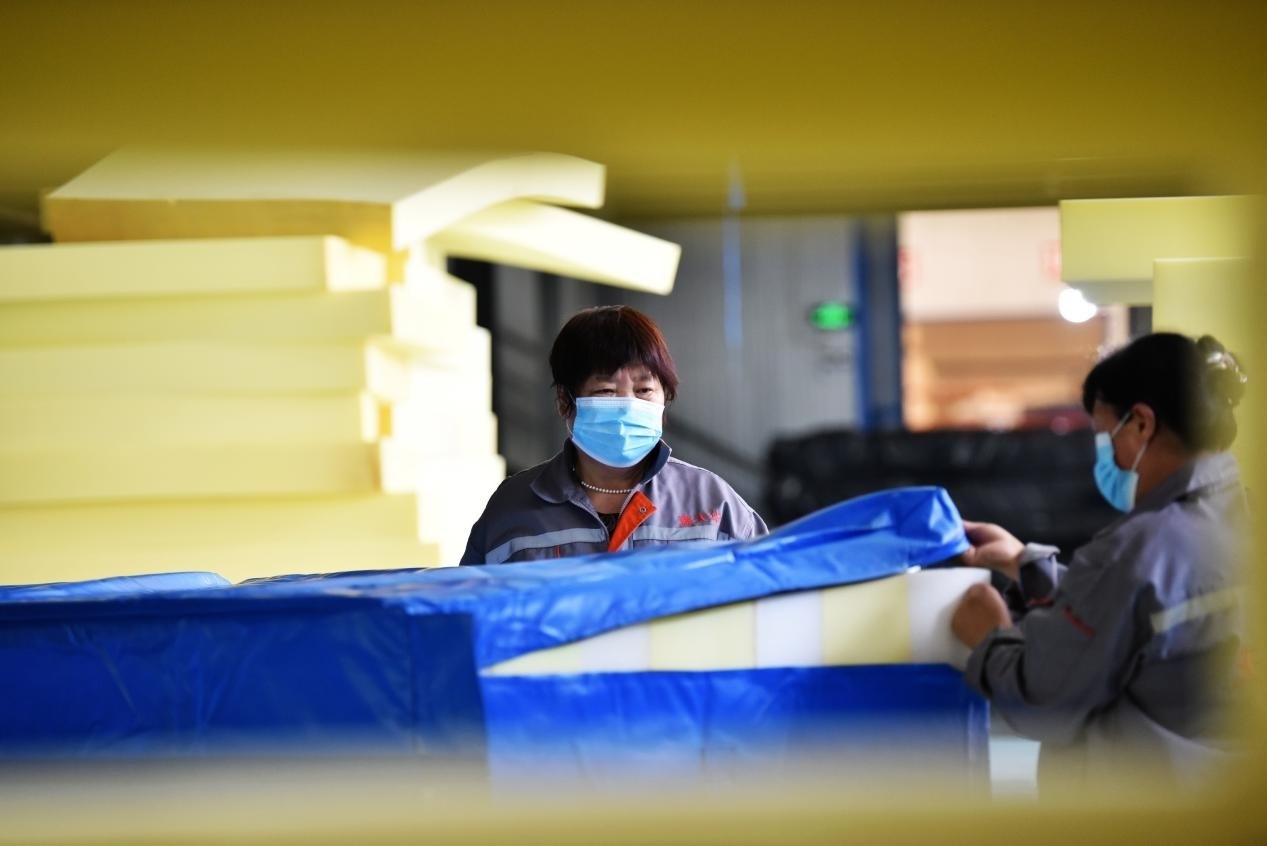 定州市某公司生產(chǎn)的短道速滑防護(hù)墊、速度滑冰防護(hù)墊、雪上防護(hù)墊等產(chǎn)品。白永民攝