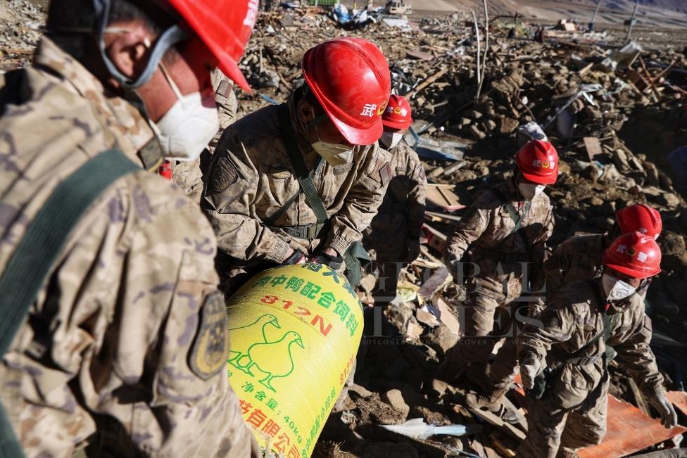 1月10日，定日縣長所鄉(xiāng)古榮村，武警官兵幫助受災(zāi)群眾整理廢墟，搶救被掩埋的物資。環(huán)球時報記者崔萌攝