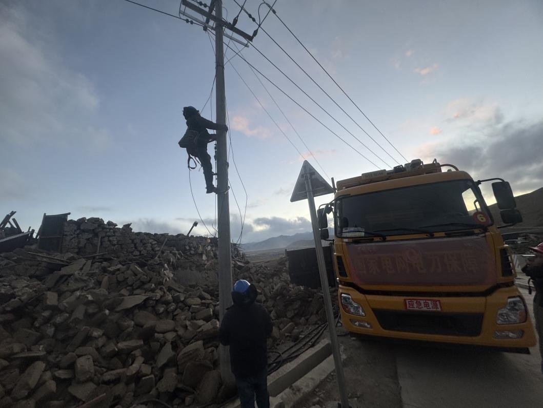 1月10日，定日縣長所鄉(xiāng)，國家電網(wǎng)西藏電力員工正在搶修災(zāi)區(qū)受損線路。人民日報記者宋豪新攝