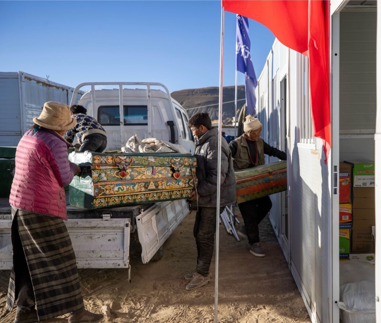 1月11日，西藏定日縣曲洛鄉(xiāng)措昂村，首批入住活動板房的村民正在搬運物品，為入住做準(zhǔn)備。人民日報記者張武軍攝