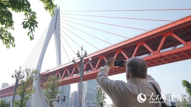 軻寶華“打卡”重慶東水門長(zhǎng)江大橋。人民網(wǎng)記者 蘇纓翔攝