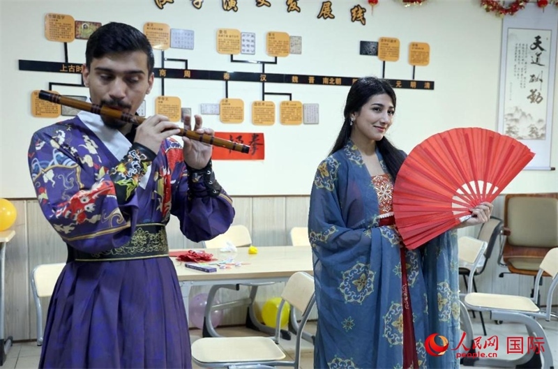 薩拉赫丁大學(xué)中文系學(xué)生們展示才藝。人民網(wǎng)伊納斯·易卜拉欣攝