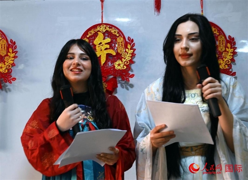 活動(dòng)由中文系學(xué)生主持。人民網(wǎng)伊納斯·易卜拉欣攝