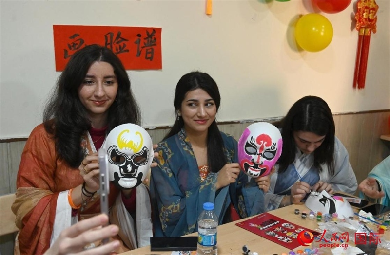 畫(huà)臉譜。人民網(wǎng)伊納斯·易卜拉欣攝