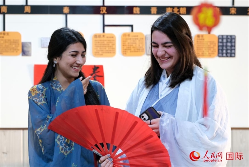 兩名參加活動(dòng)的學(xué)生。人民網(wǎng)伊納斯·易卜拉欣攝