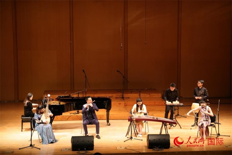 來自云南藝術學院的音樂家在演奏《金蛇狂舞》。人民網(wǎng)記者 楊一攝