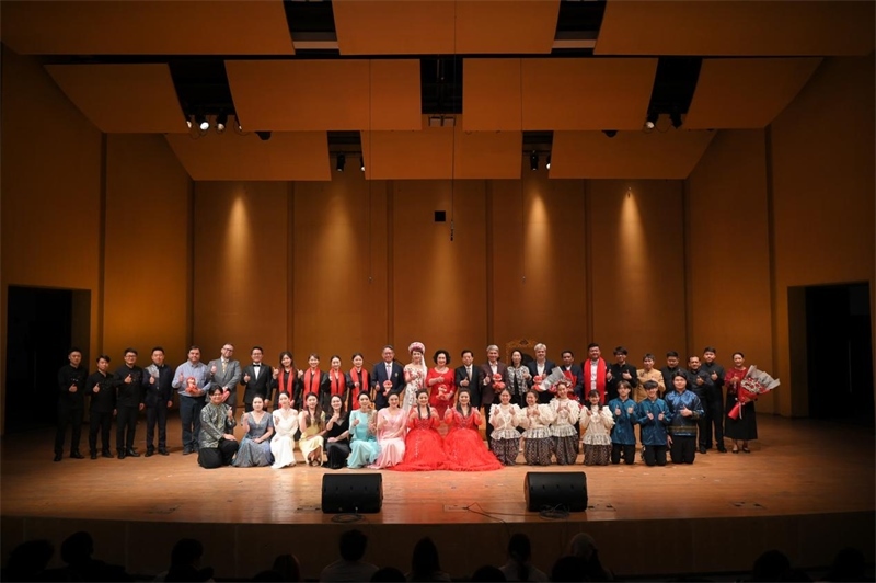 音樂會嘉賓與表演者集體合影?；顒又鬓k方供圖