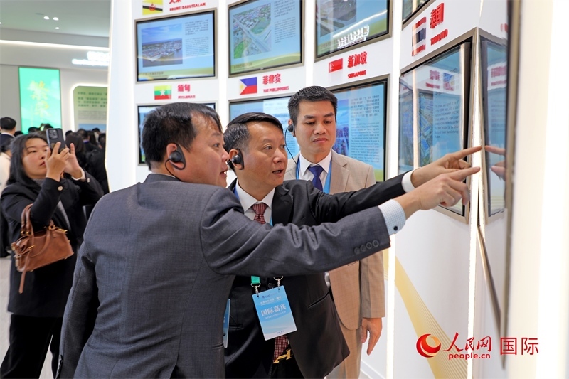 越南參會(huì)代表在南寧國際會(huì)展中心參觀。人民網(wǎng)記者 趙益普攝