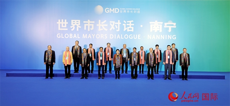 在南寧國際會(huì)展中心金桂花廳外，參加活動(dòng)的中國和東盟國家市長合影留念。人民網(wǎng)記者 趙益普攝