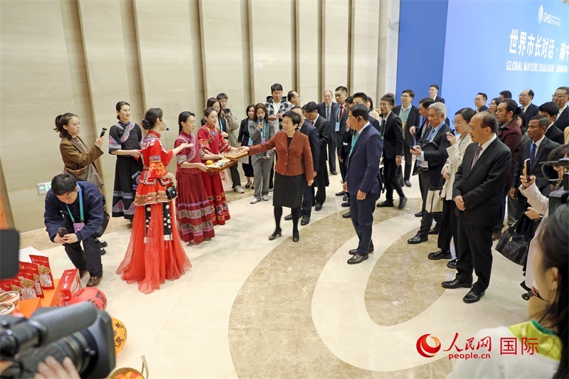 東盟國家市長聽取南寧特色茉莉花茶的講解。人民網(wǎng)記者 趙益普攝