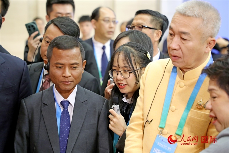 東盟國家市長在觀看、體驗(yàn)?zāi)蠈幏沁z展示。人民網(wǎng)記者 趙益普攝