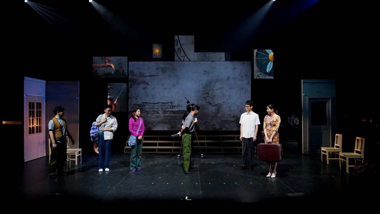 話劇《布吉出租屋》劇照。中國(guó)國(guó)家話劇院供圖