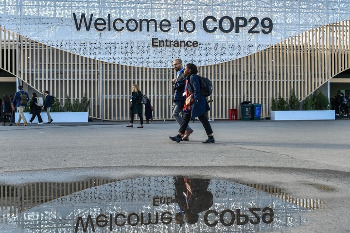 2024年11月15日，在阿塞拜疆首都巴庫，人們經(jīng)過聯(lián)合國氣候變化巴庫大會的會場。新華社記者 曹陽 攝