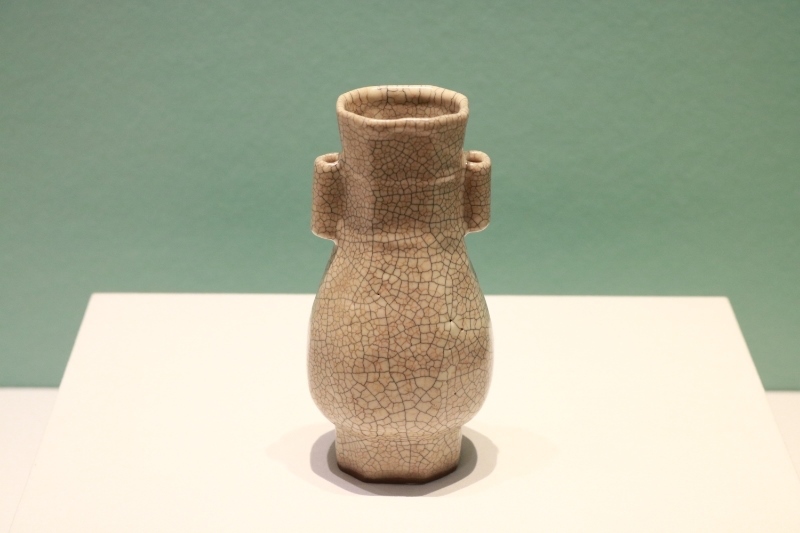 圖為故宮博物院藏宋代哥窯米黃釉貫耳瓶。