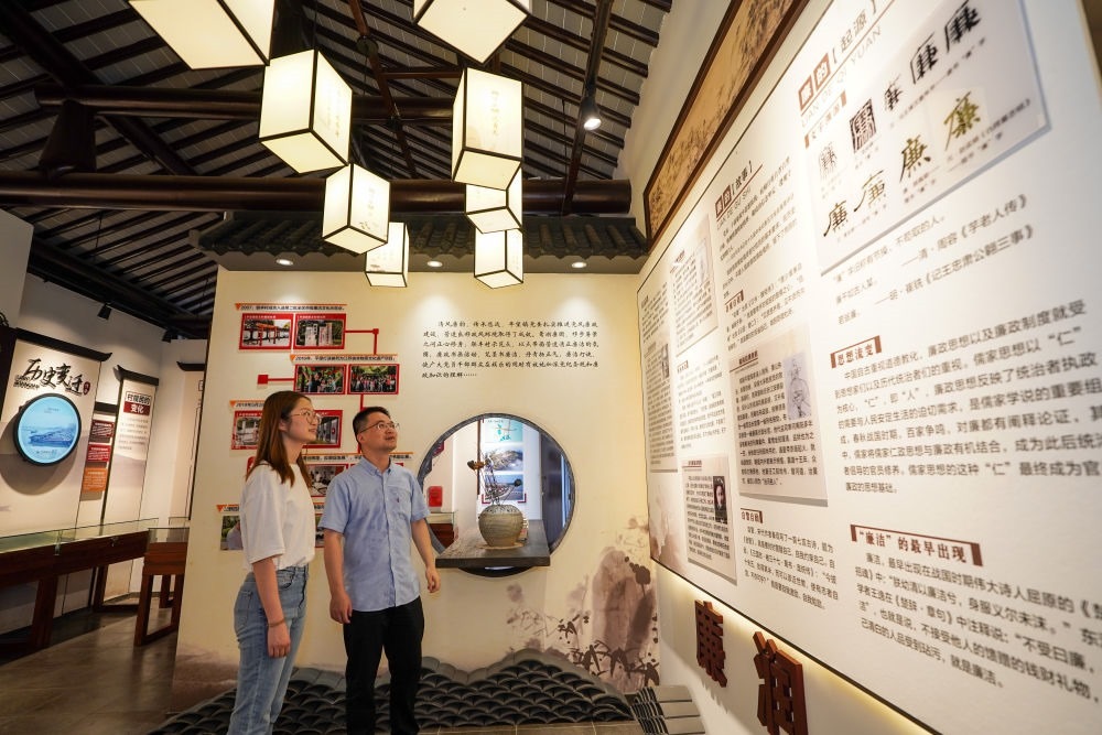 參觀者在蘇州市吳江區(qū)平望鎮(zhèn)廉潔教育基地鶯湖廉園內(nèi)參觀（2024年7月4日攝）。新華社記者 李博 攝