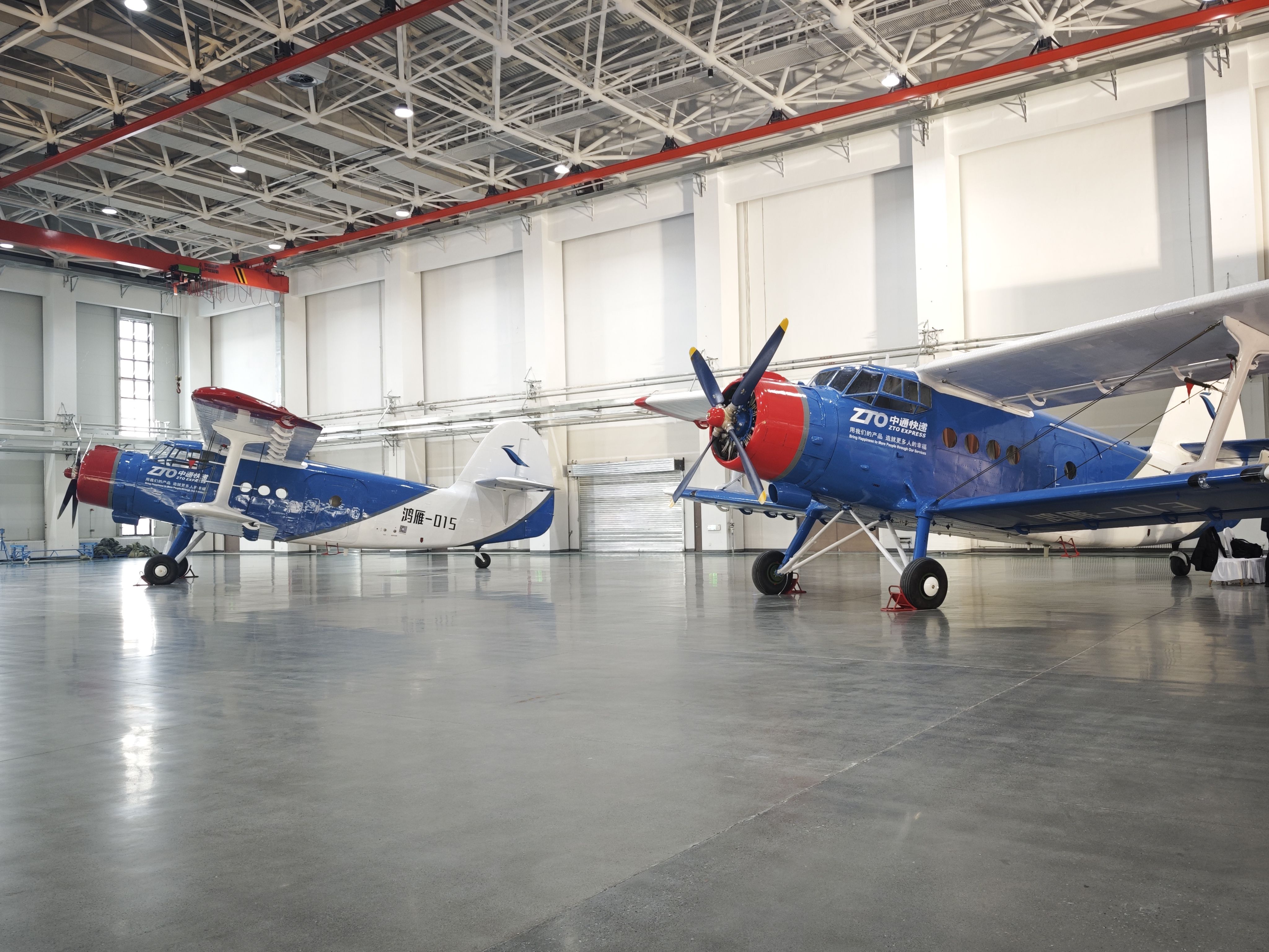 1月20日，停放在交付現(xiàn)場(chǎng)的大型無(wú)人機(jī)鴻雁（HY100）。新華社記者 茍立鋒 攝