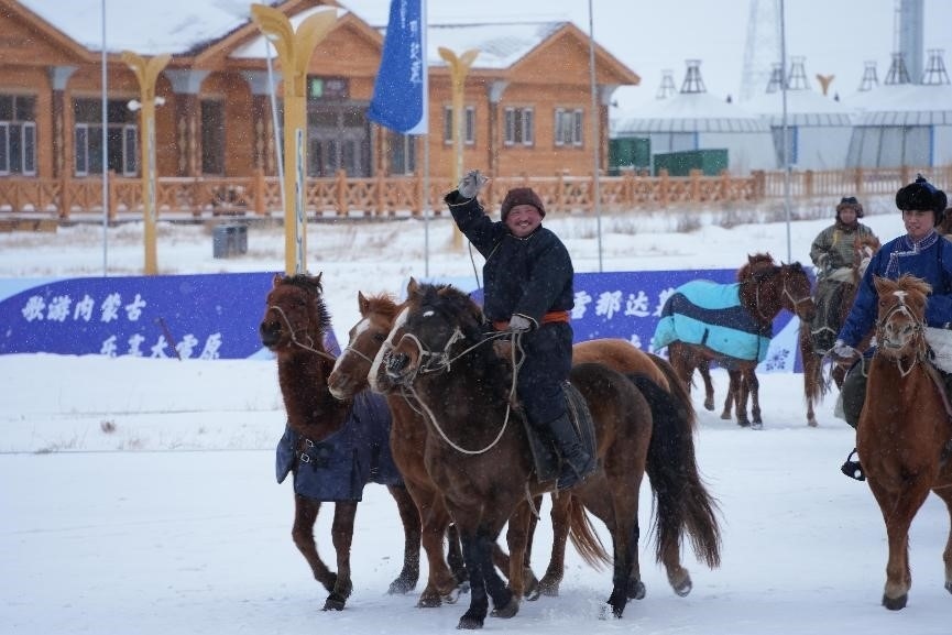呼倫貝爾冰雪那達(dá)慕。人民網(wǎng)記者 趙夢(mèng)月攝