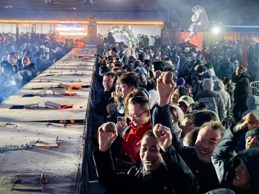 烏蘭哈達(dá)火山腳下“千人烤土豆”。人民網(wǎng)記者 苗陽攝