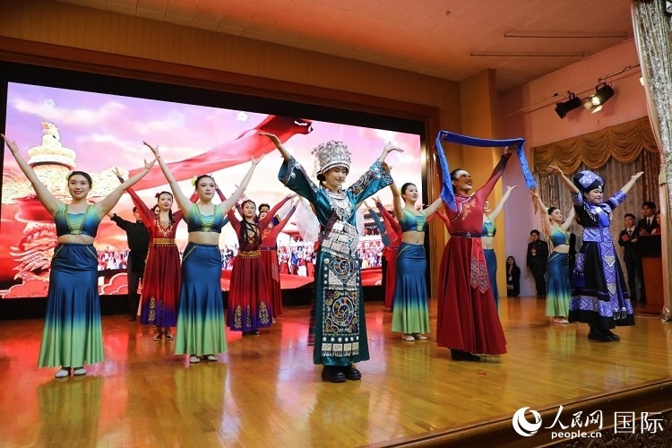 留俄學(xué)生進(jìn)行民族舞表演。人民網(wǎng)記者 隋鑫攝