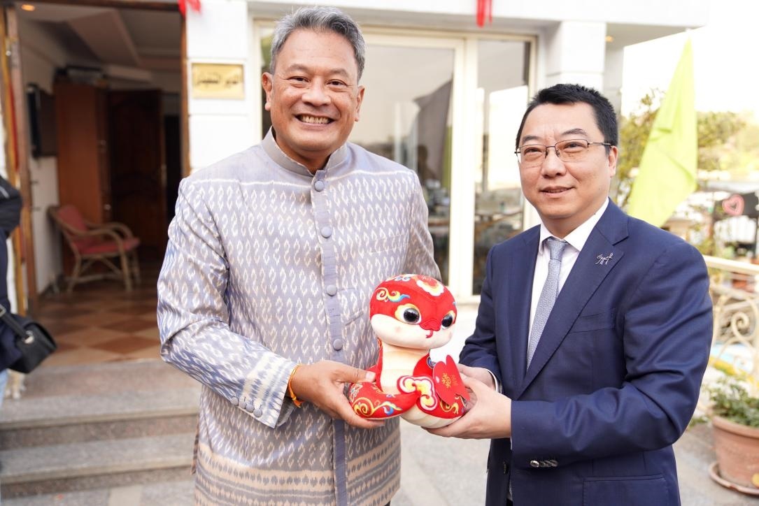 中國駐埃及使館參贊兼開羅中國文化中心主任張易向塔納瓦大使贈送2025“歡樂春節(jié)”吉祥蛇。開羅中國文化中心供圖