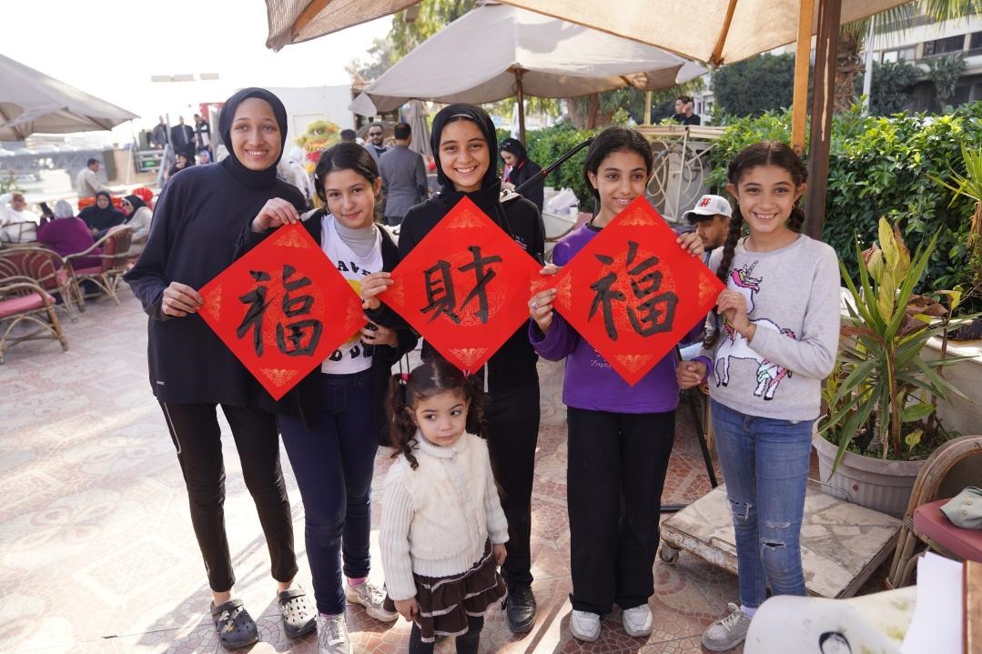 埃及民眾參與中國文化體驗活動。開羅中國文化中心供圖
