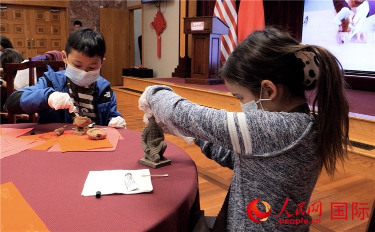 “我是文物修復師”活動環(huán)節(jié)。李鑫江攝