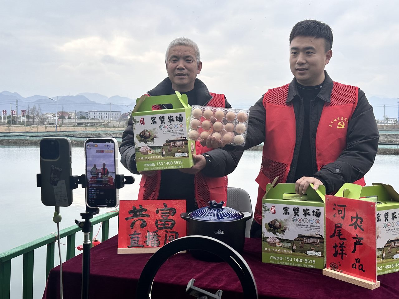 在蒼南金鄉(xiāng)鎮(zhèn)，永興、半浹連、河尾垟?shù)犬斈晔転牡呐R近村落，正連片建設美麗江南水鄉(xiāng)新景。圖為河尾垟村設在河邊的“共富直播間”。金鄉(xiāng)鎮(zhèn) 供圖