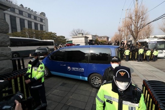  1月21日，尹錫悅乘坐的車輛進(jìn)入韓國(guó)首爾的憲法法院。新華社記者姚琪琳攝