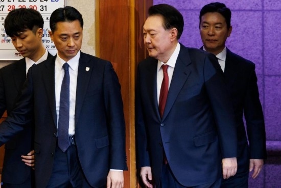  1月23日，尹錫悅（右二）在韓國(guó)首爾憲法法院出席總統(tǒng)彈劾案庭審。新華社發(fā)（Pool圖片，曹城凖攝）