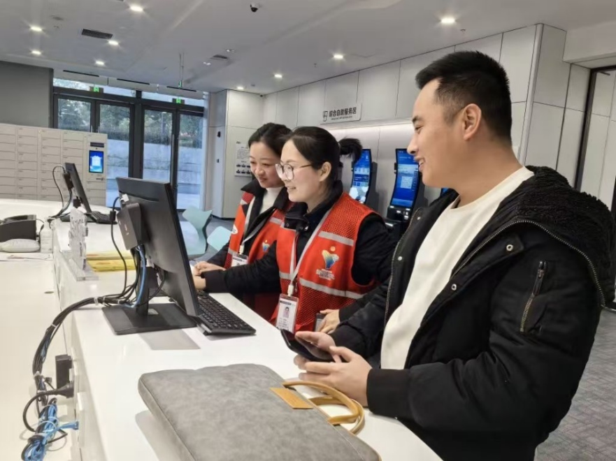 工作人員幫助企業(yè)辦理遷移申請網(wǎng)上填報。圖片來源：浙江衢州市市場監(jiān)督管理局