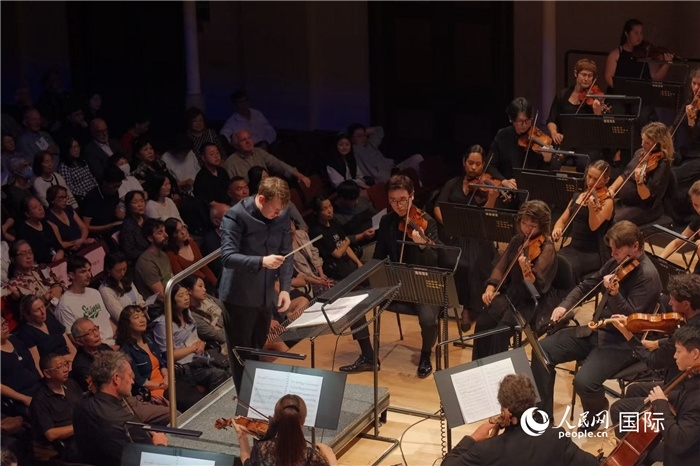 奧克蘭市政廳《空?！方豁懬莩霈F(xiàn)場。張波若攝