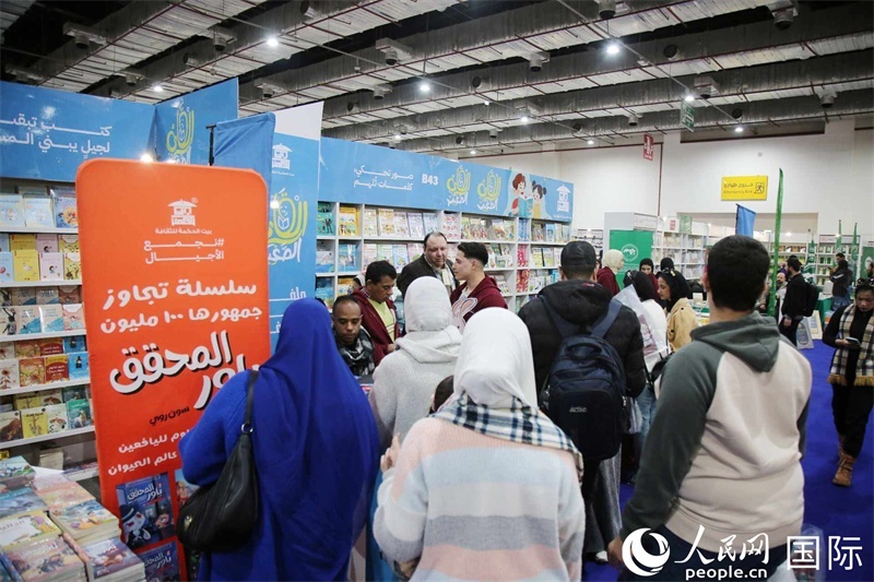 觀眾參觀書展展臺。人民網(wǎng)記者 黃培昭攝