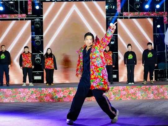 健身教練劉畊宏耐心帶領(lǐng)現(xiàn)場以及線上的朋友們進(jìn)行熱身。人民網(wǎng)記者 許維娜攝