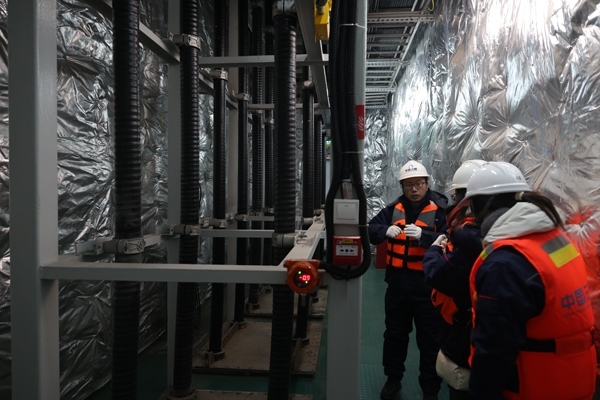 運(yùn)維人員在風(fēng)電場海上升壓站上進(jìn)行巡視檢查。受訪者供圖