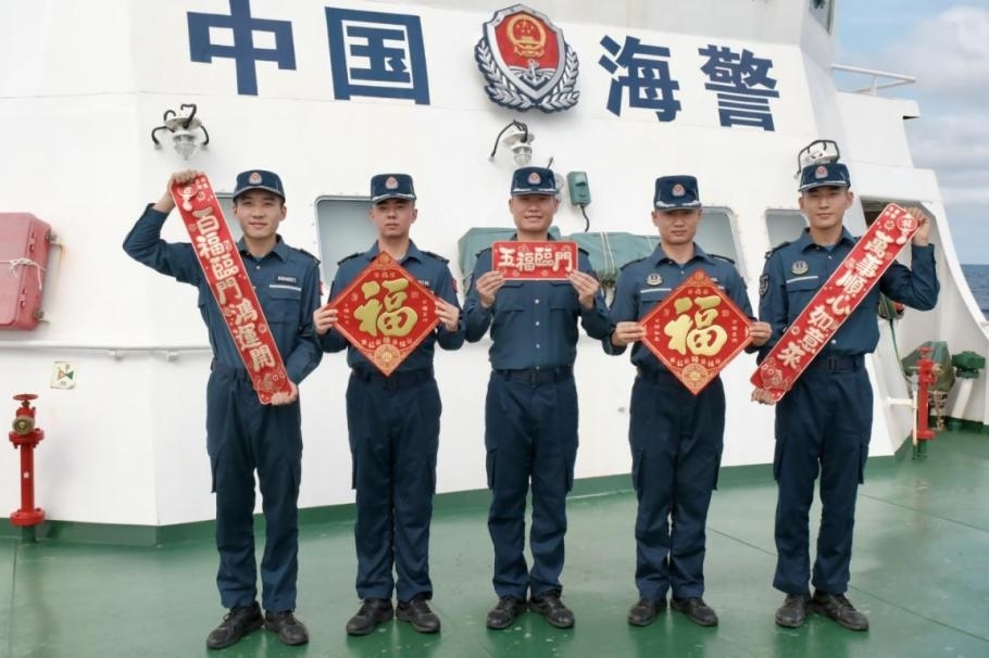 1月27日，中國(guó)海警海鷗艦執(zhí)法員們展示春聯(lián)福字，慶祝農(nóng)歷春節(jié)。