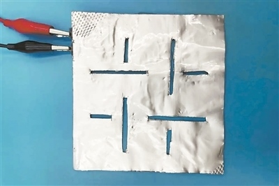 帶有矩形孔的袋式電池。圖片來源：英國《新科學家》雜志網(wǎng)站