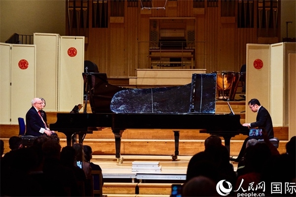 英國(guó)皇家音樂(lè)學(xué)院教授朱利安-雅格布森和旅英鋼琴家李勁峰演奏《黃河鋼琴協(xié)奏曲》。楊浩鵬攝