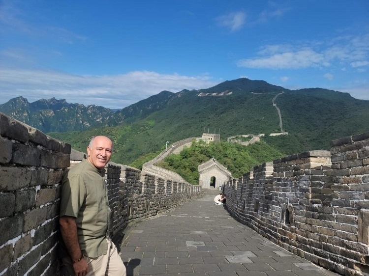 瓦里夫·庫邁哈在游覽長城時留影。受訪者供圖