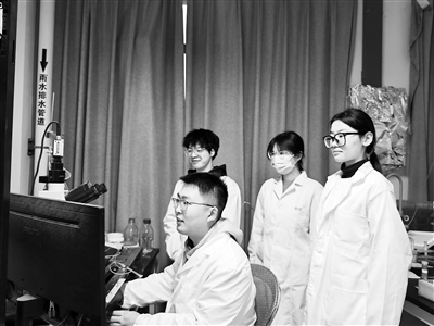 西安交通大學(xué)教授王昌河團(tuán)隊(duì)在進(jìn)行多巴胺分泌電化學(xué)檢測(cè)。受訪者供圖