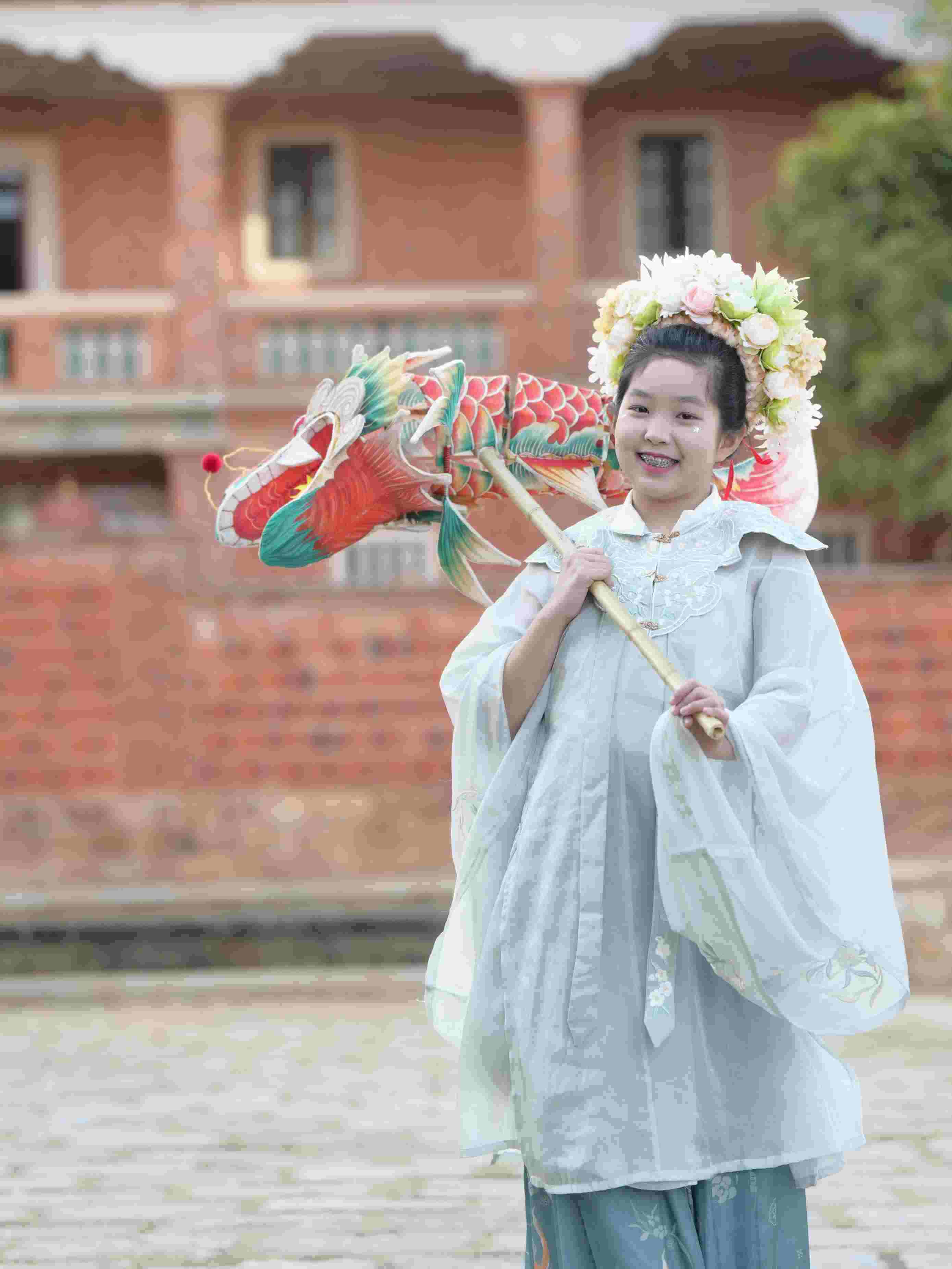 在泉州，沈女士為女兒拍下頭戴簪花的照片。受訪者供圖