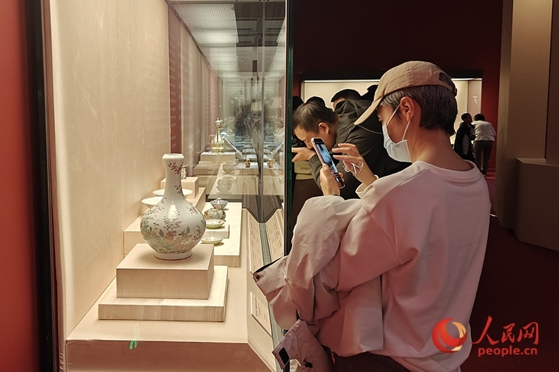 觀眾正在中國國家博物館參觀展覽。人民網(wǎng)記者 韋衍行攝