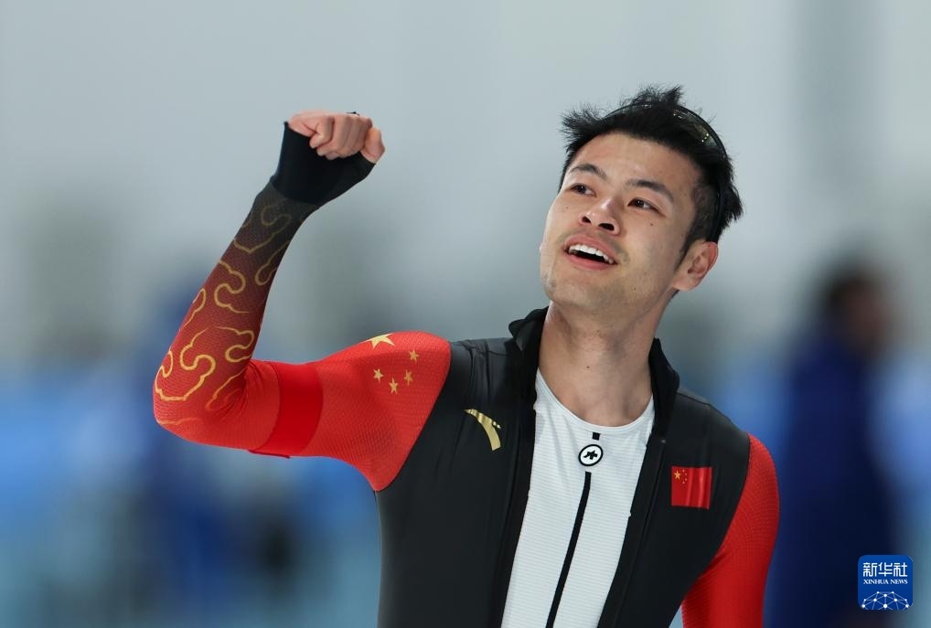 2月8日，寧忠?guī)r慶祝奪冠。新華社記者 王楷焱 攝