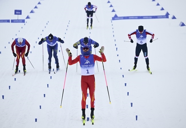 2月8日，王強(qiáng)（中）慶祝奪冠。新華社記者 張龍攝