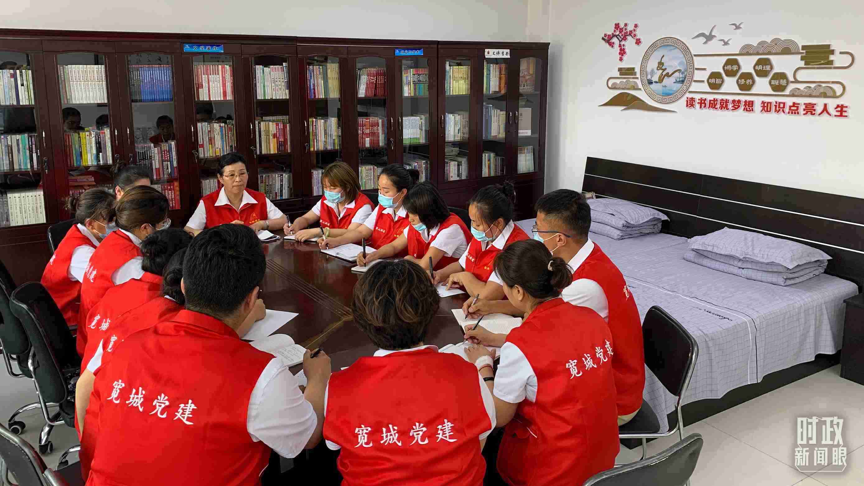 △吉林長(zhǎng)春，長(zhǎng)山花園社區(qū)黨建討論會(huì)。（總臺(tái)央視記者趙化拍攝）