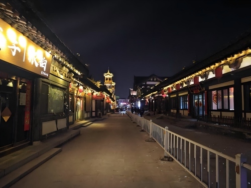 道歉公告發(fā)布后，夜晚10時的古城。人民網(wǎng)記者 黃鈺攝