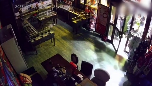 網(wǎng)傳“破門亮燈”畫面。網(wǎng)絡(luò)視頻截圖