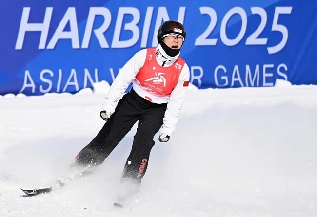 2月9日，徐夢桃在完成動作后慶祝。新華社記者 夏一方攝