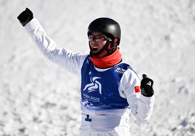 2月9日，李心鵬在比賽后慶祝。新華社記者 夏一方攝